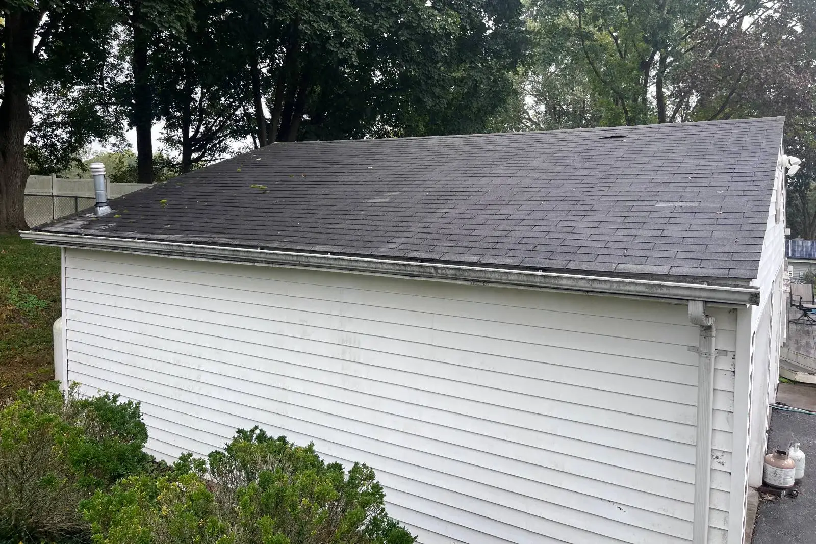 Robs Roof Before Garage Hillside (1)