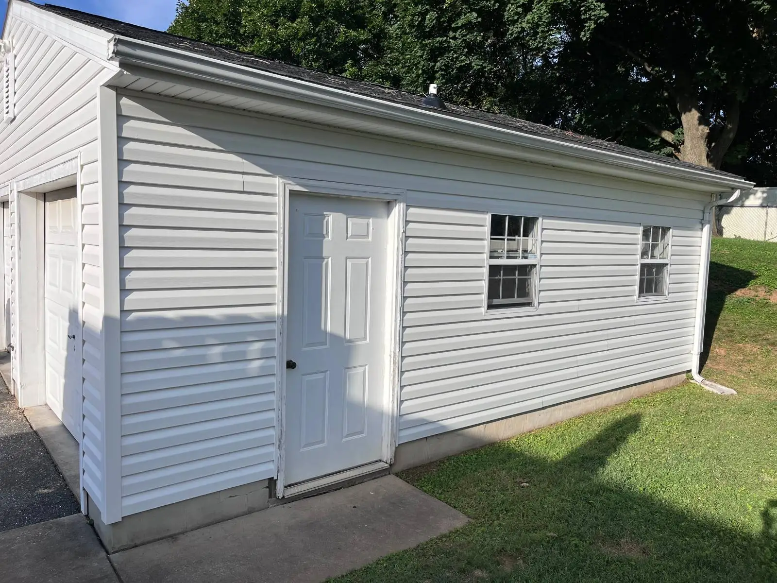 Robs Siding Garage Corner After